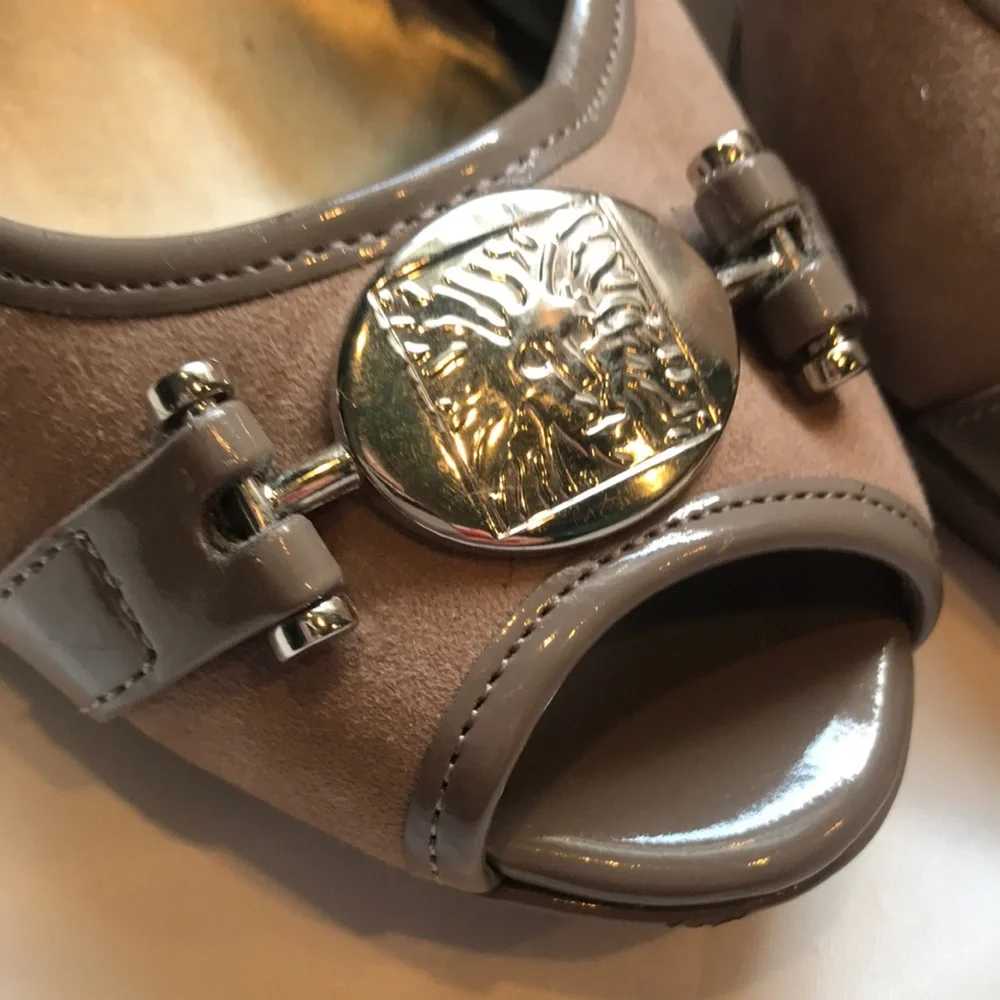 Anne Klein iFlex Taupe Peep-Toe platform Slingback Heels w:/AK sig Lion 8.5 NIB